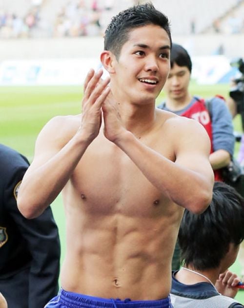 Yoshinori Muto sin camisa después de un partido de futbol 