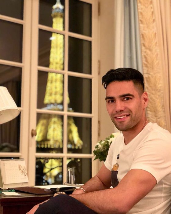 Radamel Falcao sentado en su casa en parís 