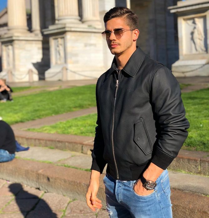 Futbolista André Silva usando lentes y chaqueta de cuero