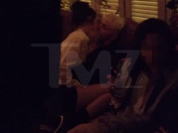 Kendall Jenner besando al hermano de bella hadid