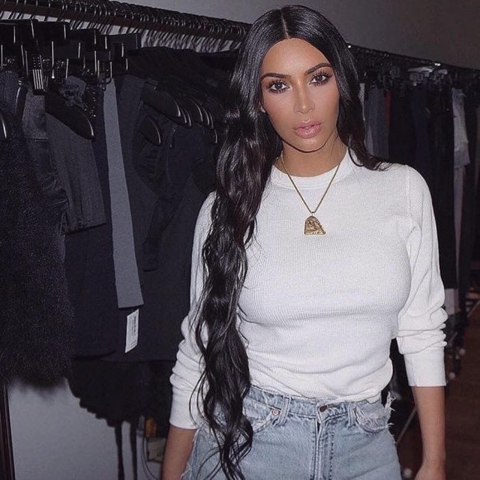 Kim Kardashian mostrando su guardarropa 