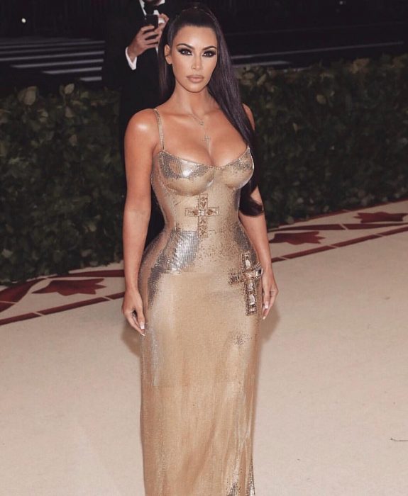 Kim Kardashian usando un vestido dorado en la met gala 