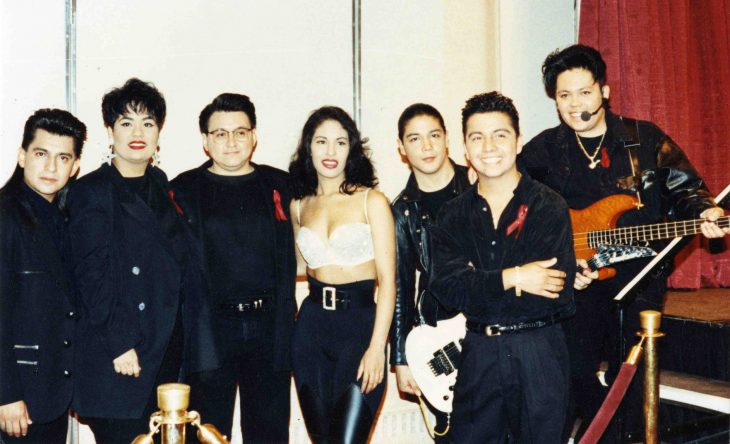 grupo de amigos vestidos de negro