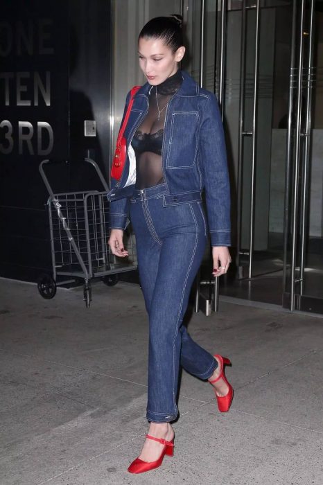 Bella Hadid usando un look total de mezclilla