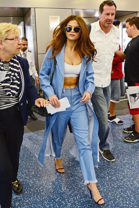 Selena gomez usando un look total de mezclilla