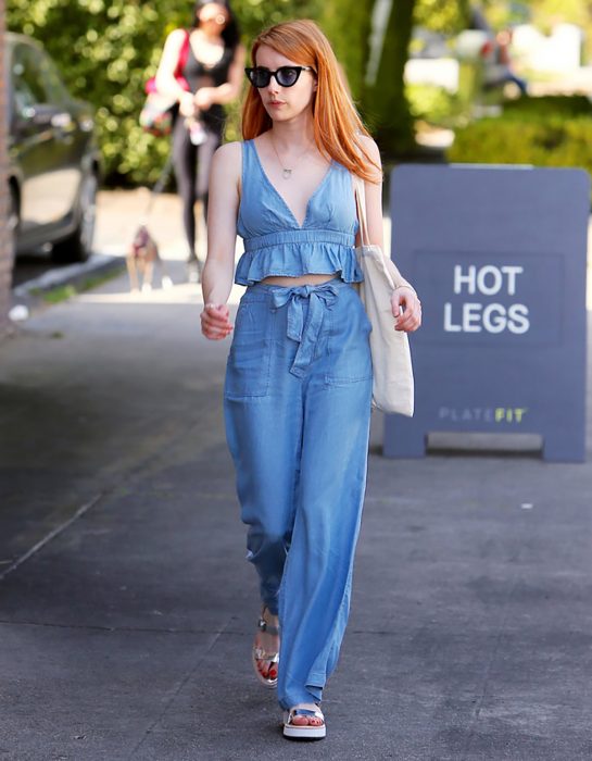 Emma Roberts usando un look total de mezclilla