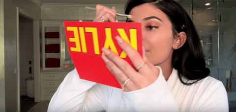 kylie jenner dando un tutorial sobre como maquillarse 