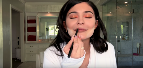 kylie jenner dando un tutorial sobre como maquillarse 