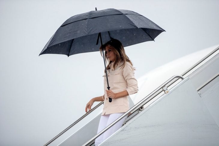 Melania Trump bajando de un avión usando una chaqueta de color nude 