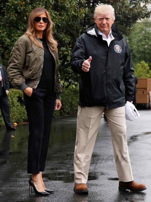 Melania trump usando unos tacones en la visita a las victimas del huracan de puerto rico