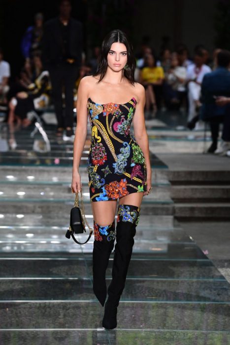 Kendall jenner usando un minivestido de color negro con flores