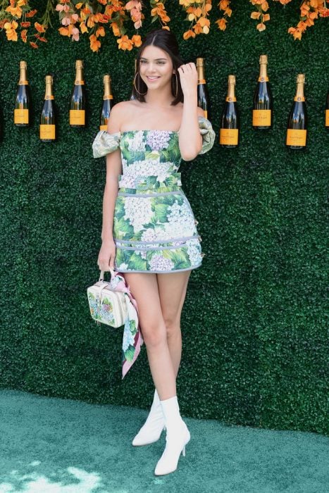 Kendall jenner usando un minivestido de color verde con flores