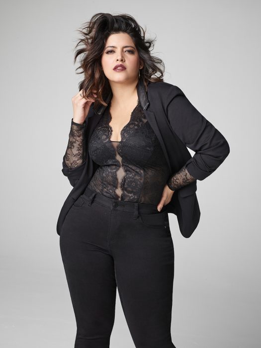 Denise Bidot modelando para una revista