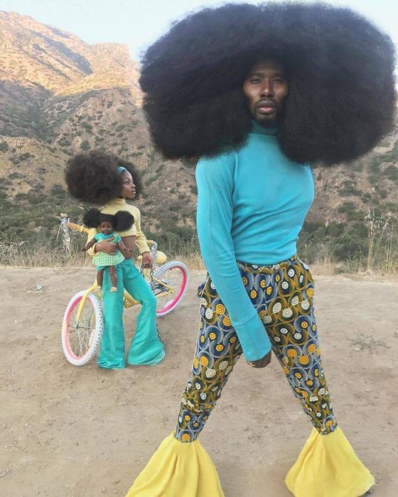 padre e hijas usando dopa de colo azul 