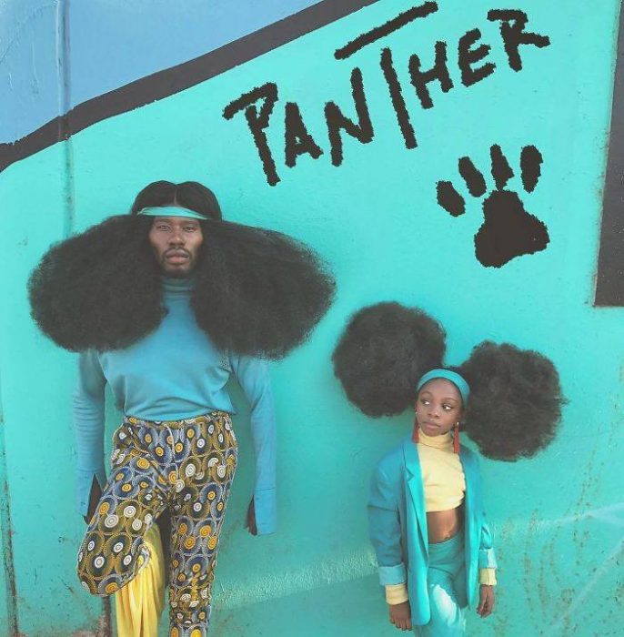 padre e hija con peinado afro 