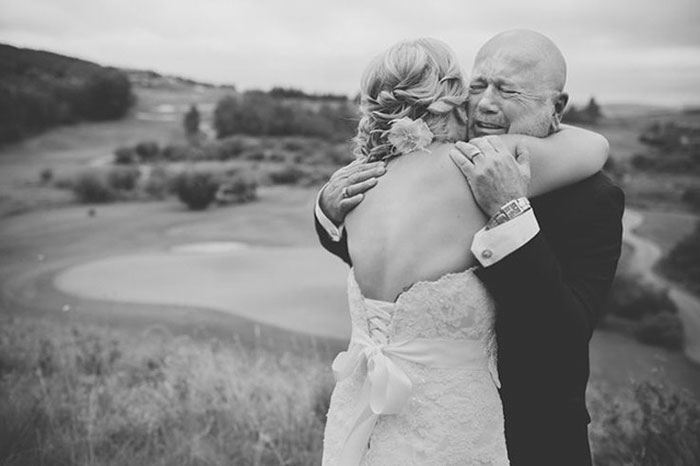 Padre llorando al ver a su hija vestida de novia por primera vez 