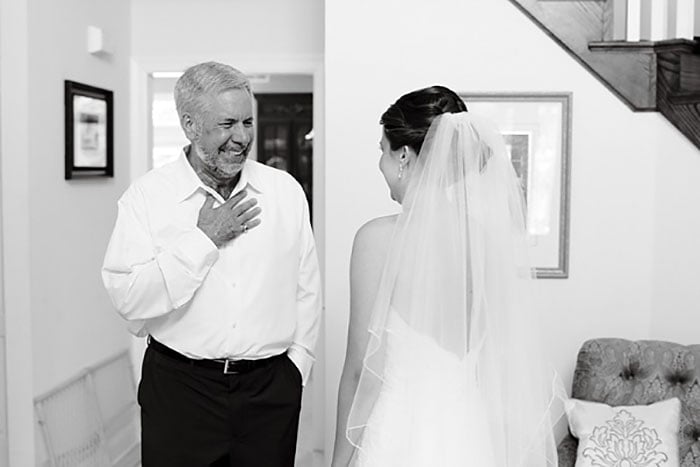 Padre llorando al ver a su hija vestida de novia por primera vez 