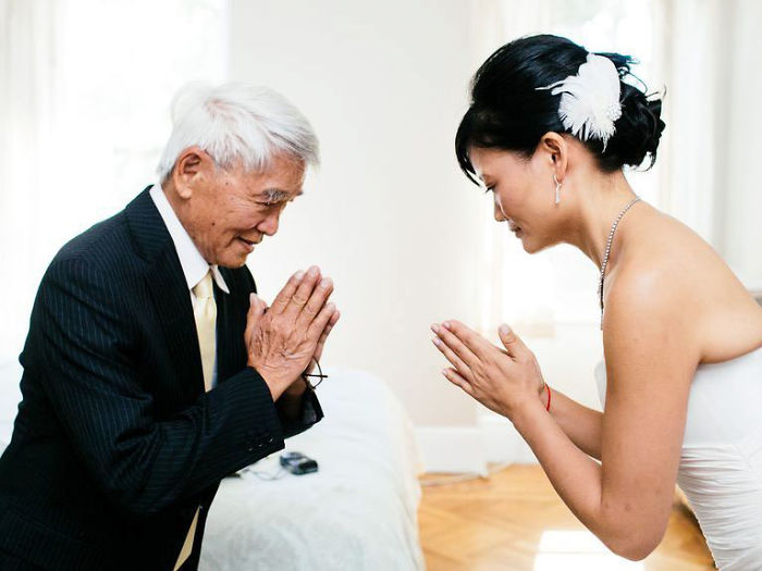 Padre llorando al ver a su hija vestida de novia por primera vez 