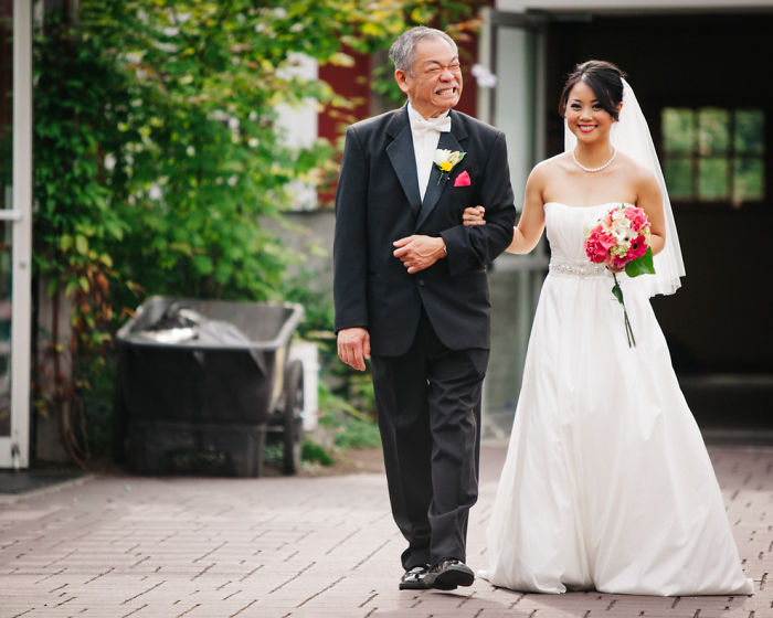 Padre llorando al ver a su hija vestida de novia por primera vez 