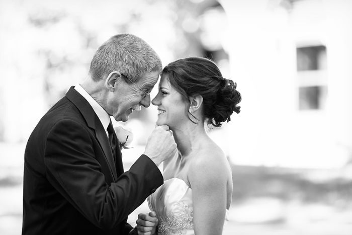 Padre llorando al ver a su hija vestida de novia por primera vez 