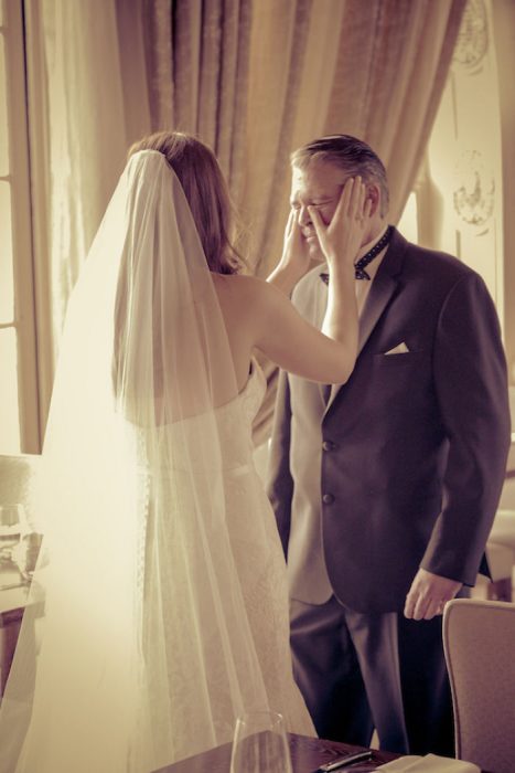 Padre llorando al ver a su hija vestida de novia por primera vez 