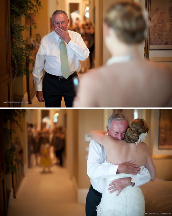 Padre viendo a su hija vestida de novia con cara de sorpresa, después la abraza