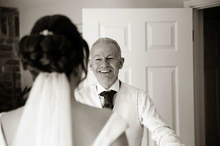Padre llorando al ver a su hija vestida de novia por primera vez 
