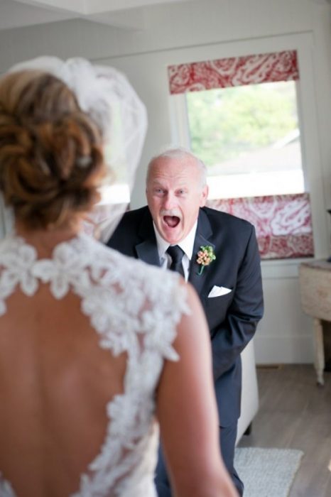 Padre llorando al ver a su hija vestida de novia por primera vez 