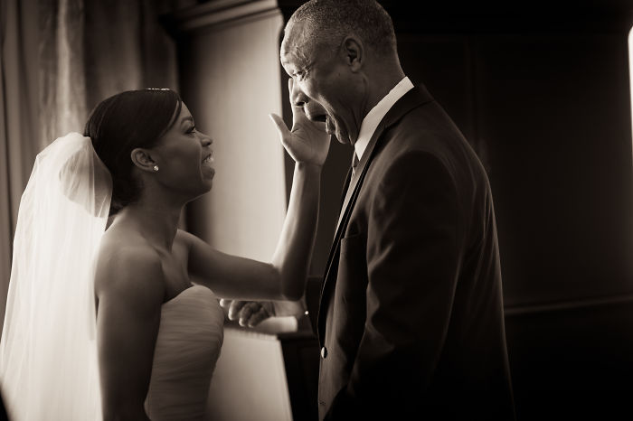 Padre llorando al ver a su hija vestida de novia por primera vez 