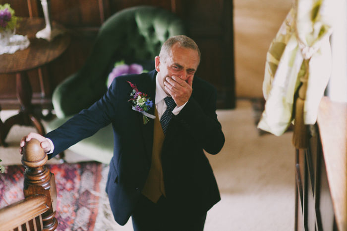 Padre llorando al ver a su hija vestida de novia por primera vez 