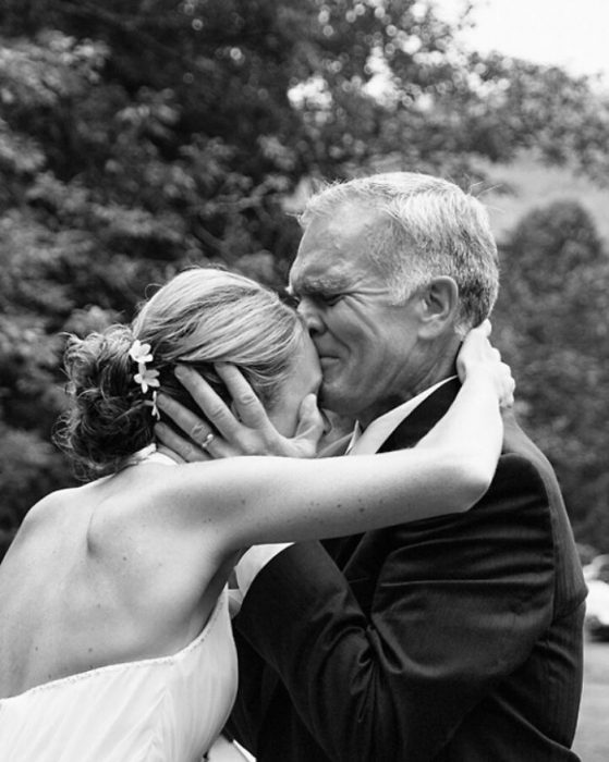 Padre llorando al ver a su hija vestida de novia por primera vez 