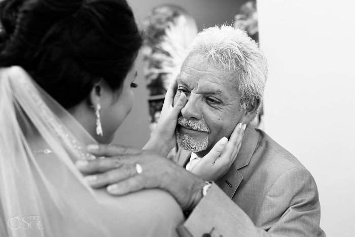 Padre llorando al ver a su hija vestida de novia por primera vez 