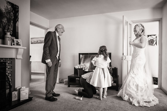 Padre llorando al ver a su hija vestida de novia por primera vez 