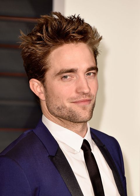 Robert Pattinson sonriendo durante una entrevista 