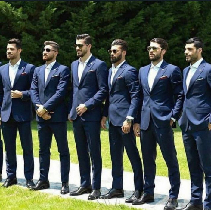 hombres con trajes azules