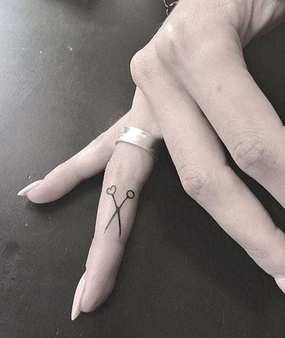 Tatuaje de unas tijera sen el dedo medio