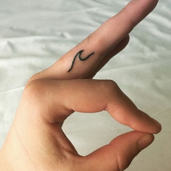 Tatuaje de una ola en el dedo medio