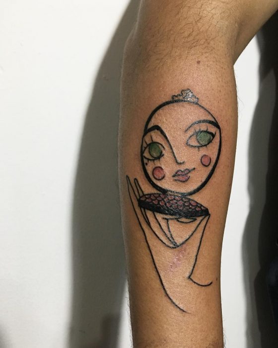 Tatuaje de maquillje con una chica reflejandose en un espejo 