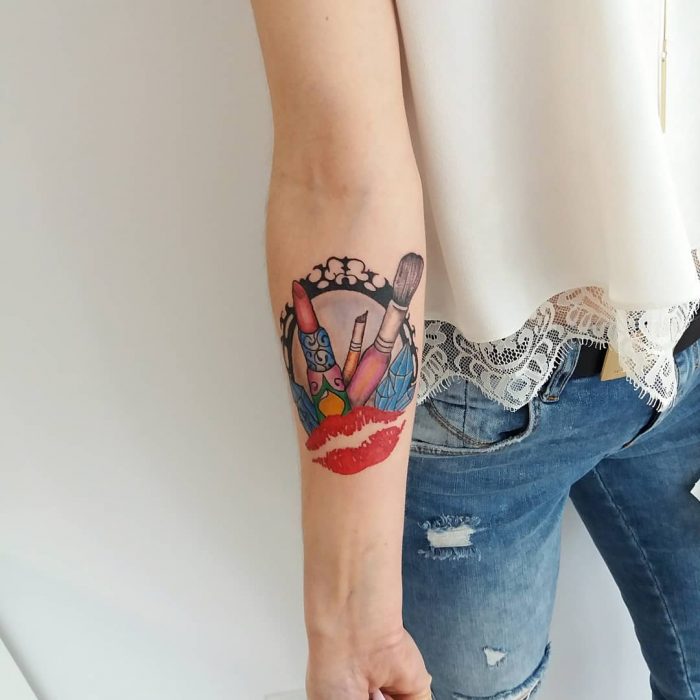 Tatuaje de maquillje con labiales, brochas y un espejo