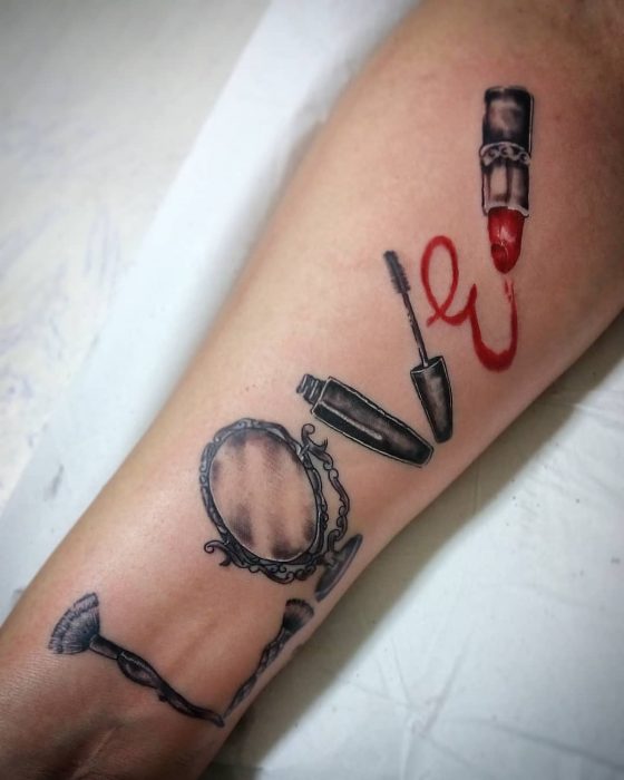 Tatuaje de maquillje con productos de belelza formando la palabra love 