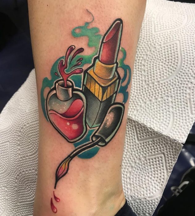 Tatuaje de maquillje con un labial, y esmalte 