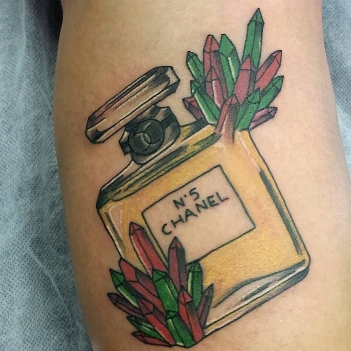 Tatuaje de maquillje con frasco de perfume chanel No. 5