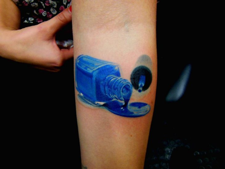 Tatuaje de maquillje con un esmalte derramado 