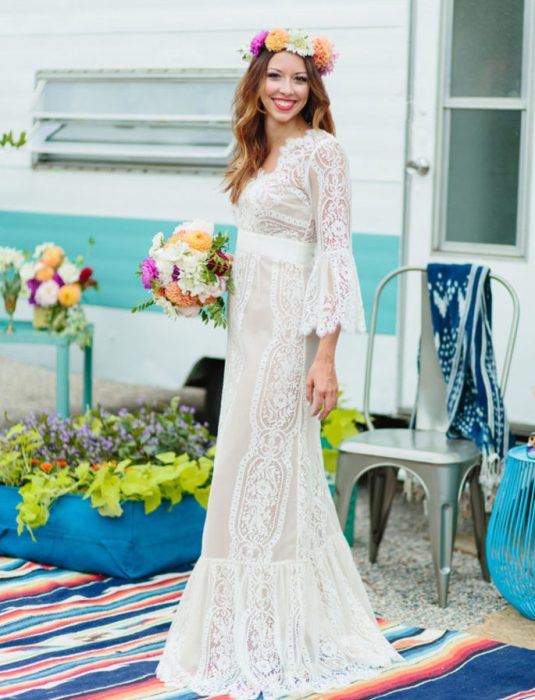 Chica usando un vestido con bordados al estilo mexicano 