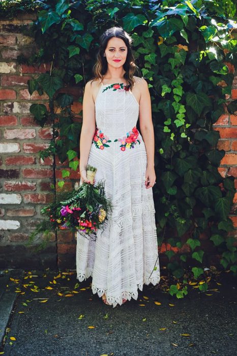 Chica usando un vestido con bordados al estilo mexicano 