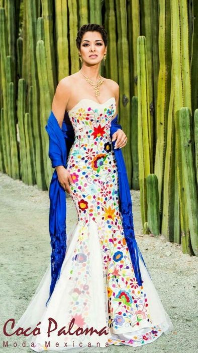 Chica usando un vestido con bordados al estilo mexicano 