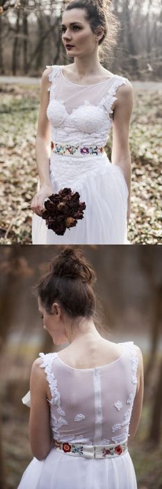 Chica usando un vestido con bordados al estilo mexicano 