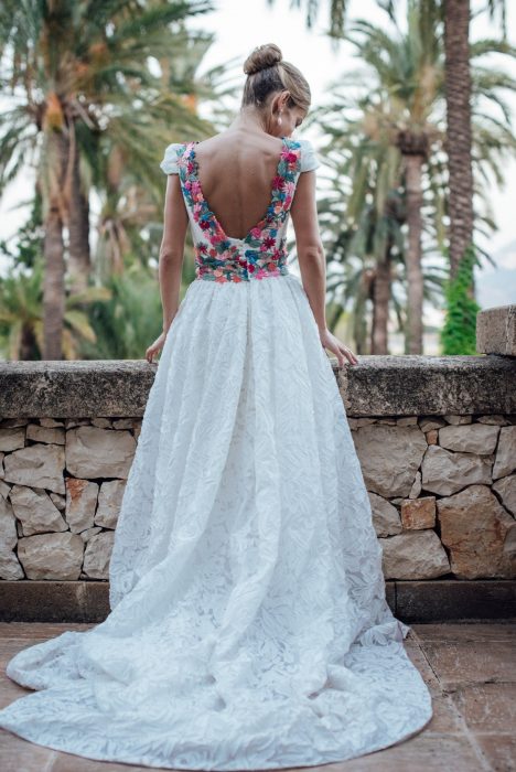 Chica usando un vestido con bordados al estilo mexicano 