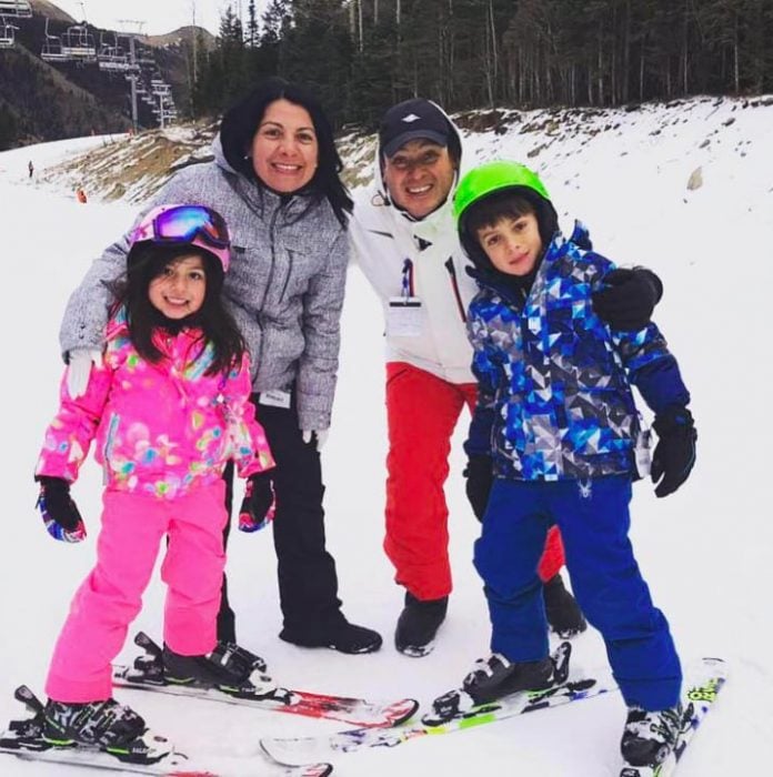 familia esquiando 
