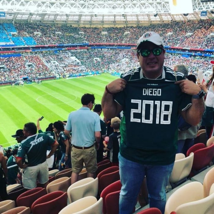 chico con camisa verde